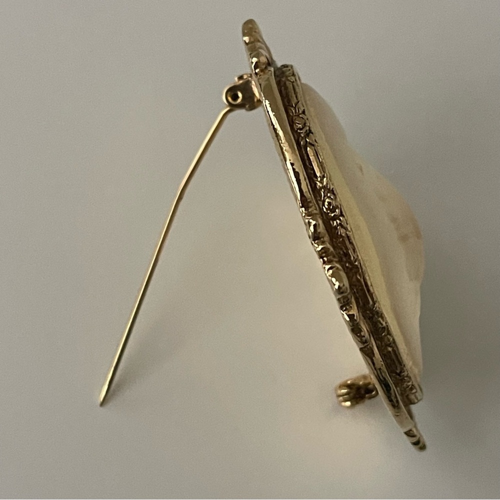 Vintage Brooch Goldtone Mother and Child Cameo Metal Pin (Possibly 1928 Brand) - Picture 15 of 16